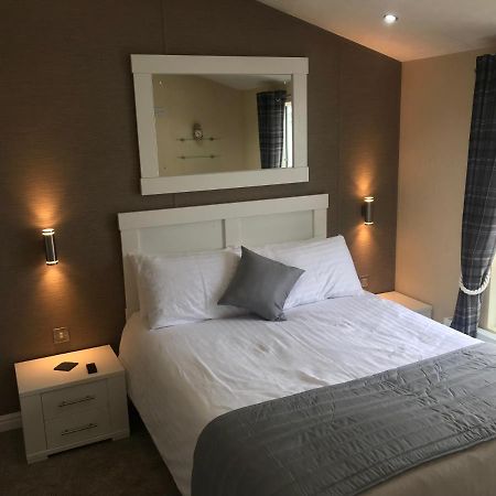 Hot Tub Accommodation North Wales Lodge Рил Екстериор снимка
