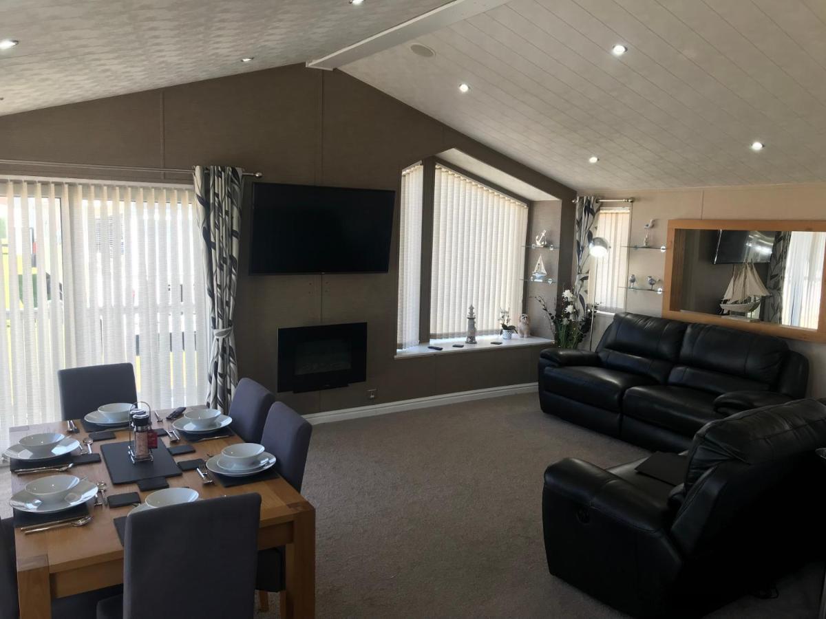 Hot Tub Accommodation North Wales Lodge Рил Екстериор снимка