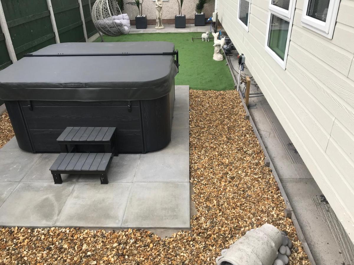 Hot Tub Accommodation North Wales Lodge Рил Екстериор снимка